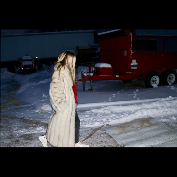 Saga fox fur coat - Picture 8 of 8